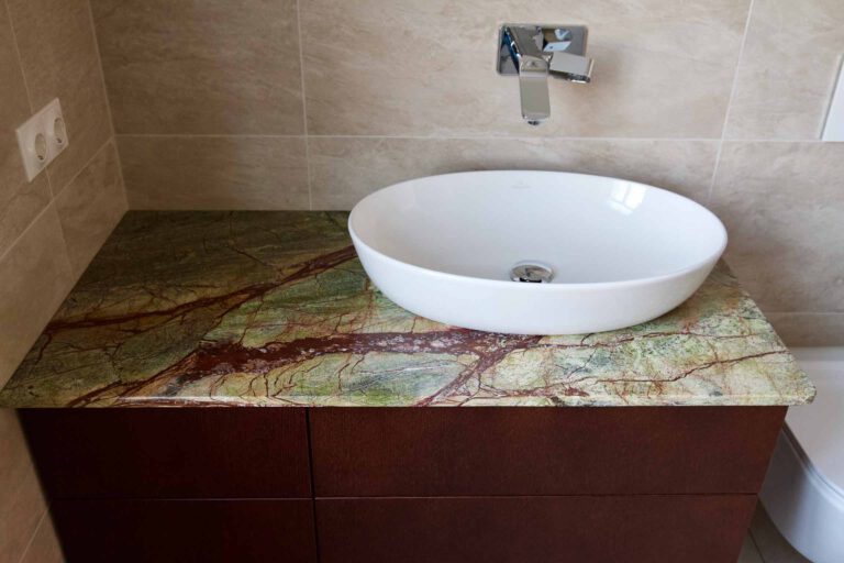 Badgestaltung: Waschtische, Duschtassen, Duschrückwände